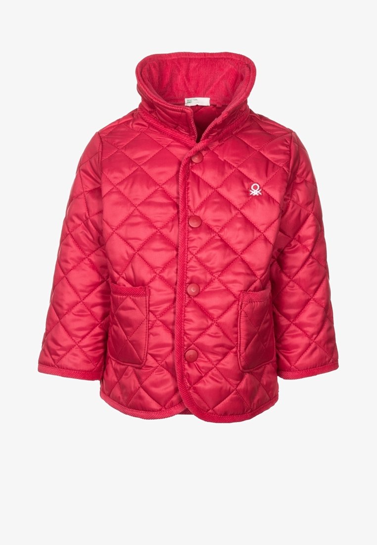 Červená prošívaná bunda s vysokým límcem, zapínáním na knoflíky, dvěma předními kapsami a texturovanou látkou. Výrazný detail loga na hrudi.