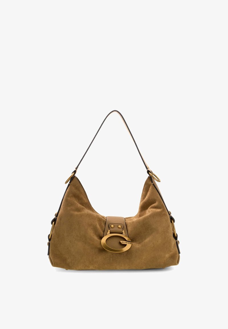 Sac à bandoulière en daim marron avec une grande boucle ovale dorée et une seule sangle avec des détails d'anneaux dorés sur fond blanc.