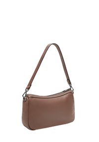 Borsa in pelle marrone con chiusura a zip e una singola tracolla regolabile. Presenta una texture liscia e una forma arrotondata.