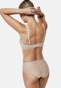 Beige lingerieset met een met kant afgewerkte bh met verstelbare banden en naadloze, gladde stofpanty's, beide met een satijnen afwerking.