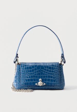 Sac à main en cuir bleu motif crocodile avec une poignée supérieure, une bandoulière chaîne argentée et un fermoir logo planétaire argenté sur le rabat avant.