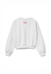 Sudadera blanca recortada con puños y dobladillo acanalados. Presenta el texto rojo "STRANGER THINGS" en la parte superior de la espalda. Textura suave.