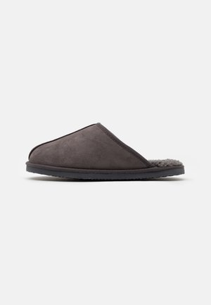 Chinelo cinzento com um upper em camurça suave e forro interior macio. Apresenta uma forma arredondada e uma sola de borracha texturizada para maior aderência.