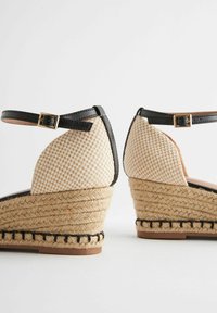 Next FOREVER COMFORTCLOSED TOE REGULAR FIT - Täistallaga kingad - black white stripe
