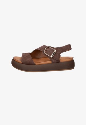 Sandale à bout ouvert en daim marron avec bride à boucle argentée réglable et semelle plateforme rembourrée.