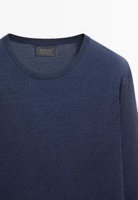 Maglione blu navy girocollo con finitura a maglia fine, con un'etichetta nera all'interno del colletto che riporta la scritta "Massimo Dutti Made in Italy".