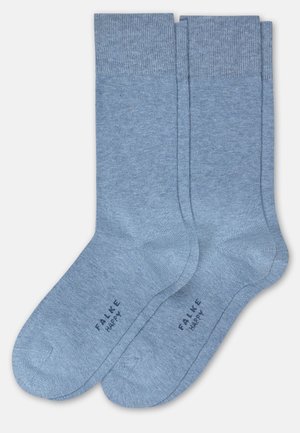 Zwei hellblaue Sneakersocken mit gerippten Bündchen, flach ausgelegt, mit den Aufschriften „FALKE“ und „HAPPY“ auf den Sohlen.
