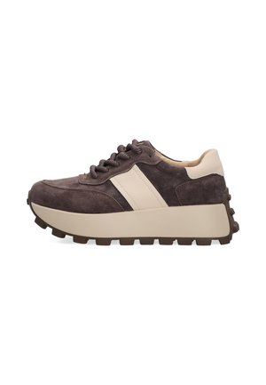Brun ruskind sneaker med tyk beige sål, beige stribe på siden, snørelukning foran og robust mønster på sålen.