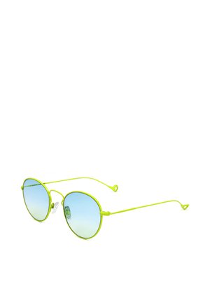 Occhiali da sole rotondi sottili in metallo verde neon con lenti sfumate blu e naselli regolabili su sfondo bianco.
