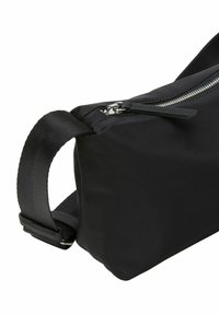 Schwarze Nylon-Schultertasche mit rechteckiger Form, ausgestattet mit einem silbernen Reißverschluss, strukturiertem Tragegurt und eleganten Nähten für ein minimalistisches Design.