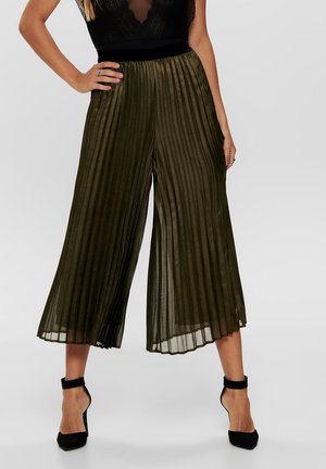 Plissé culottes in olijfgroen van lichtgewicht stof, met een hoge taille en een vloeiend ontwerp. Geaccentueerd met gladde zwarte hakken.