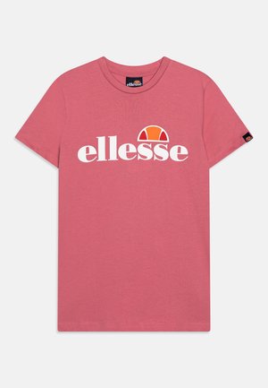 Camiseta rosa de manga corta con el logo "ellesse" en blanco y un diseño de semicírculo naranja-rojo centrado en el pecho, etiqueta con pequeño logo en la manga izquierda.