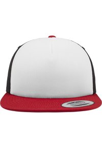 Punane lapikuga müts, millel on valge esi-paneel ja mustad võrgupooled. Mütsi ääres on ringikujuline silt, millel on "Snapback" bränd.