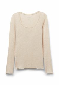 Hellbeige Langarmshirt mit Rundhalsausschnitt, aus einem weichen, strukturierten Stoff gefertigt; hat einen leicht unebenen Saum.