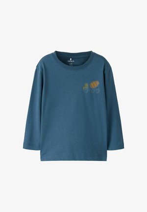 Camiseta de manga larga azul para niño pequeño con un pequeño gráfico de un camión mezclador de cemento amarillo y naranja en el lado izquierdo del pecho.