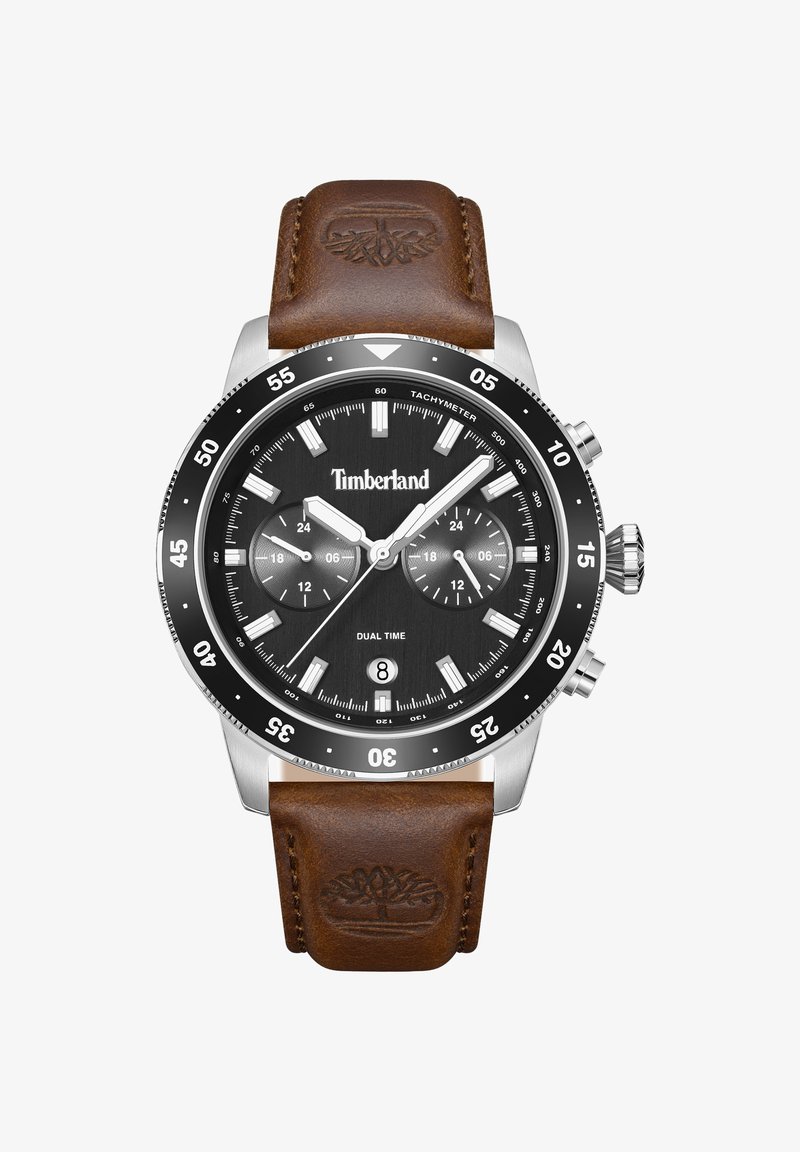 Montre Timberland avec cadran noir, sous-cadrans à double fuseau horaire, guichet date à 6 heures, boîtier argenté, lunette tournante et bracelet en cuir marron.