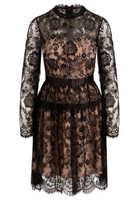 Robe longue en dentelle florale noire avec doublure nude, col montant, bords festonnés, taille cintrée et jupe longueur genou.