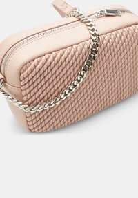Clutch bag rosa tenue con texture intrecciata, tracolla in catena argento e chiusura a zip. Pelle liscia con una forma strutturata.