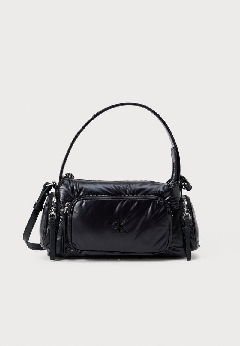 Borsa a tracolla nera in nylon con un design imbottito, tracolla arrotondata, tasca frontale con zipper e un logo inciso in modo discreto sulla parte anteriore.