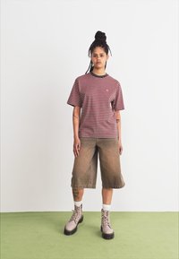 Carhartt WIP VERNER - Printtipaita - graphite/dusty rose