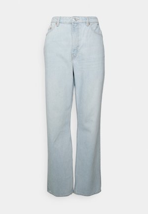 Jeans de cintura alta em denim azul claro, com pernas retas e um clássico design de cinco bolsos, apresentando costura visível. Textura suave, sem padrões.