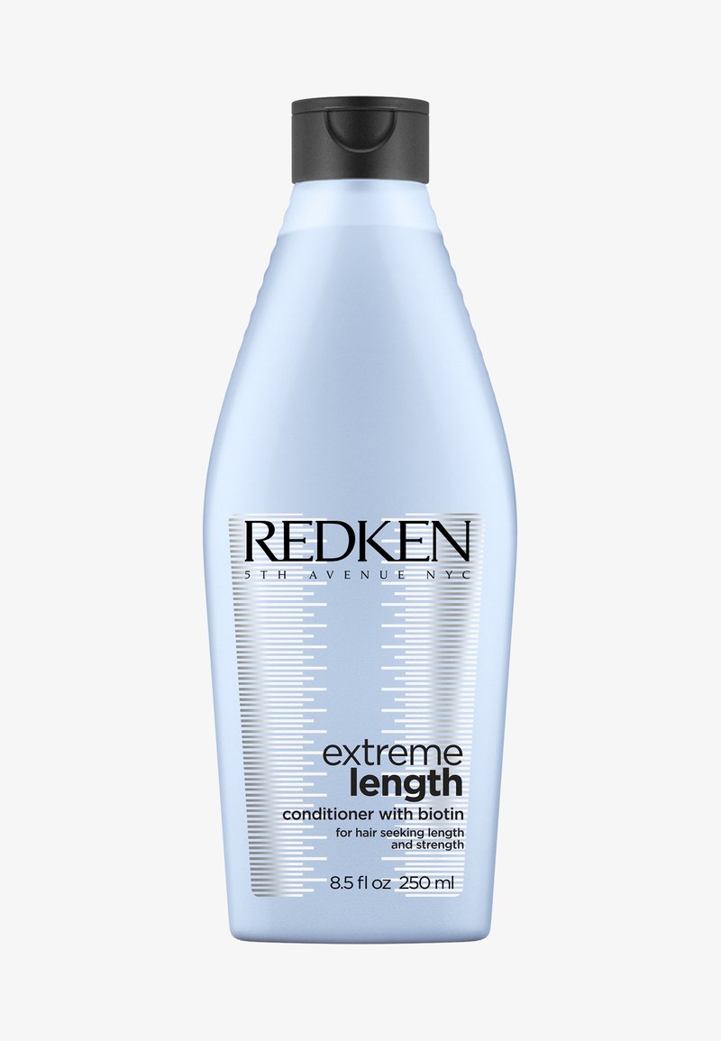 Redken Extreme Length conditioner in een lichtblauwe, ovale fles met een zwarte flip-topdeksel, met meetmarkeringen en vetgedrukte letters.