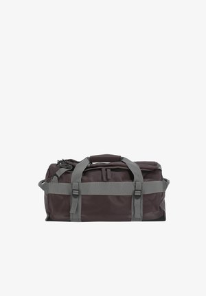 Borsa da viaggio marrone con cinghie regolabili grigie, chiusura con cerniera e manici imbottiti, progettata per viaggi e uso casual.
