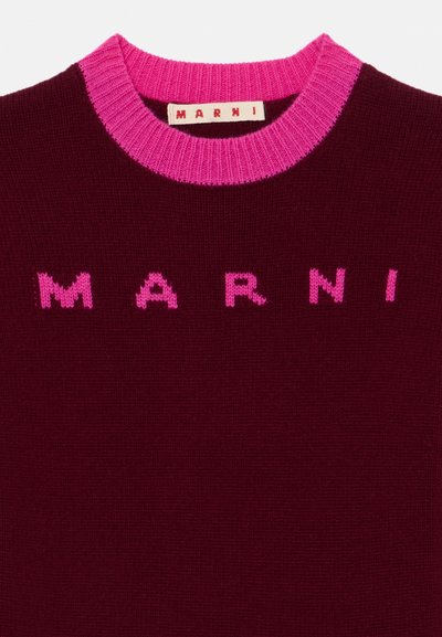 Burgundy stickad tröja med en rosa ribbad krage där varumärkesnamnet "MARNI" är vävt i rosa tvärs över bröstet.