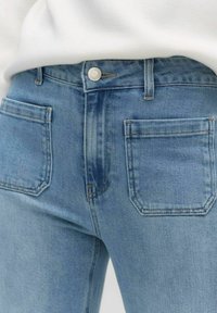 Ljust blå denimjeans med slim fit, med klassisk knäppning, fyra fickor och subtila blekningar för en sliten look.