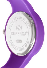 Fialový silikónový remienok na hodinky so strieborným nerezovým zadným krytom. Na zadnej strane je nápis "WATER RESISTANT 3 ATM" a logo "SUPERGA".