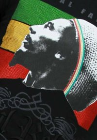 Zwarte T-shirt met een gestileerd zwart-wit profiel van een man, met groene, gele en rode horizontale strepen op de achtergrond.