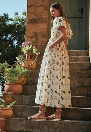 Next, REGULAR FIT - PUFF SLEEVE SHIRRED MIDI DRESS  . - Robe de jour - yellow floral print
