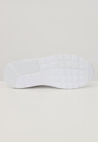 Suela de zapatilla blanca con una goma texturizada que presenta patrones geométricos, talón reforzado y un sutil detalle de marca.