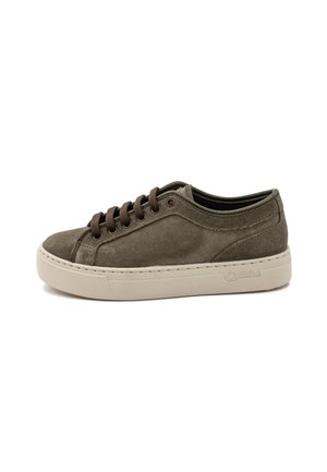 Zapatillas de ante verde oliva con cordones marrones, punta redonda y suela de goma beige que presenta costuras limpias y una sutil marca en el lateral.