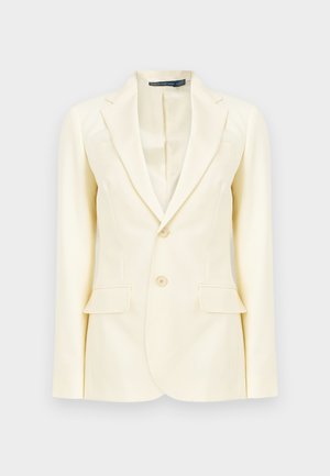 Blazer color crema su misura con due bottoni, rever a incavo, tasche con pattina e maniche lunghe, mostrato su uno sfondo grigio.