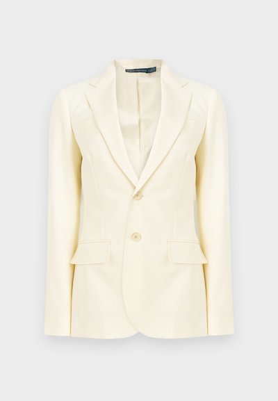 Εκρού προσαρμοσμένο σακάκι με δύο κουμπιά, γιακά με εγκοπή, τσέπες με καπάκια και μακριά μανίκια, εμφανιζόμενο πάνω σε γκρι φόντο.