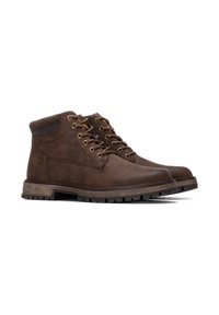 Botas de cuero marrón hasta el tobillo con un acabado texturizado, diseño con cordones, cuello acolchado y suela de goma resistente con un diseño de banda de rodadura.