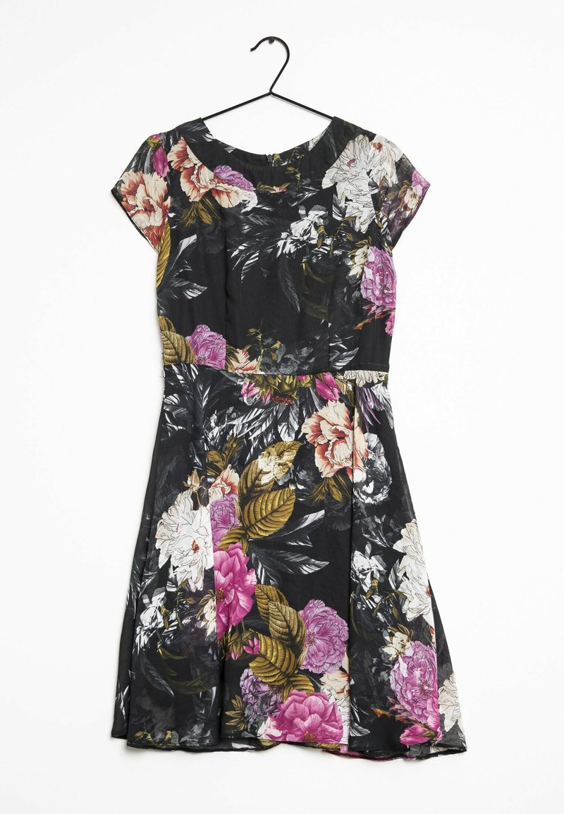 Černé květinové šaty s krátkými rukávy, zdobené bílými, růžovými a fialovými květy se zelenými listy; lehký materiál, přiléhavý pas a rozšířená sukně.