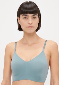 Himmelblauer nahtloser Bralette mit dünnen Trägern. V-Ausschnitt, glatte Textur und ohne sichtbare Hardware oder Muster.