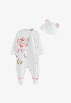 Baltas kūdikio smėlinukas su rožiniu gėlių raštu ir kaspinėliais, derinamas su baltu kepurėliu su ausytėmis ir rožiniais kaspinėliais.