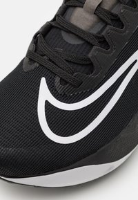 Nike Performance ZOOM FLY 5 - Zapatillas running asfalto - black/white