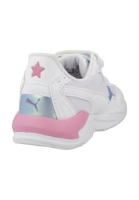 Zapatilla deportiva blanca con acentos rosa. Presenta un panel trasero holográfico y un logo de estrella rosa en la parte posterior. Fabricada con materiales de malla y sintéticos.