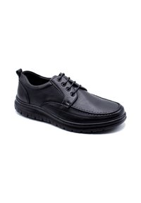 Chaussures en cuir noir avec une texture lisse, design à lacets, bout arrondi et semelle en caoutchouc épaisse avec motifs de semelle.