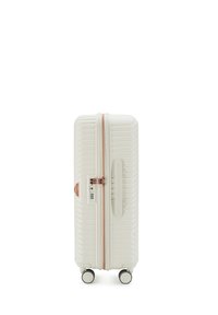 Harde koffer in off-white, met een verticaal geribbeld ontwerp, blushroze rits, dubbele wielen en een zijhandvat.