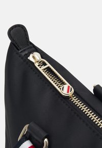 Tommy Hilfiger IM NEW SMALL TOTE - Saco de mão - black