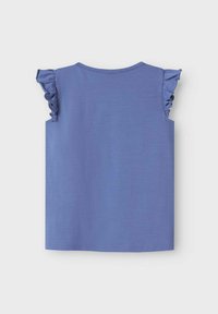 Top de algodón azul sin mangas con acentos de volantes en las costuras de los hombros y un diseño sencillo. Textura suave con un escote redondeado.