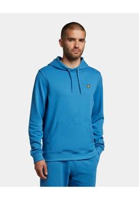 Felpa blu con cappuccio regolabile e tasca frontale. Presenta un piccolo logo giallo sul petto. Realizzata in tessuto morbido con una vestibilità comoda.