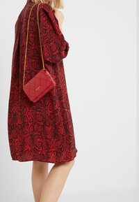 DKNY Olkalaukku - red