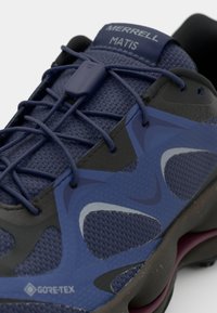 Blaue Merrell Matis-Schuhe aus strukturiertem Mesh-Gewebe mit schwarzen Akzenten, reflektierenden Details und einer Gummisohle, versehen mit einem Gore-Tex-Label.