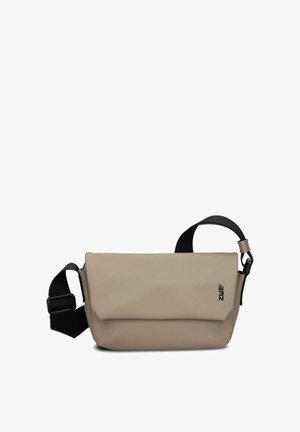 Beige Umhängetasche mit schwarzem verstellbarem Riemen und kleinem senkrechtem Logo auf der vorderen Klappe, entworfen für den täglichen Gebrauch.